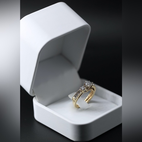 Elegant Gold and Diamond Ring - Picture 4 of 9